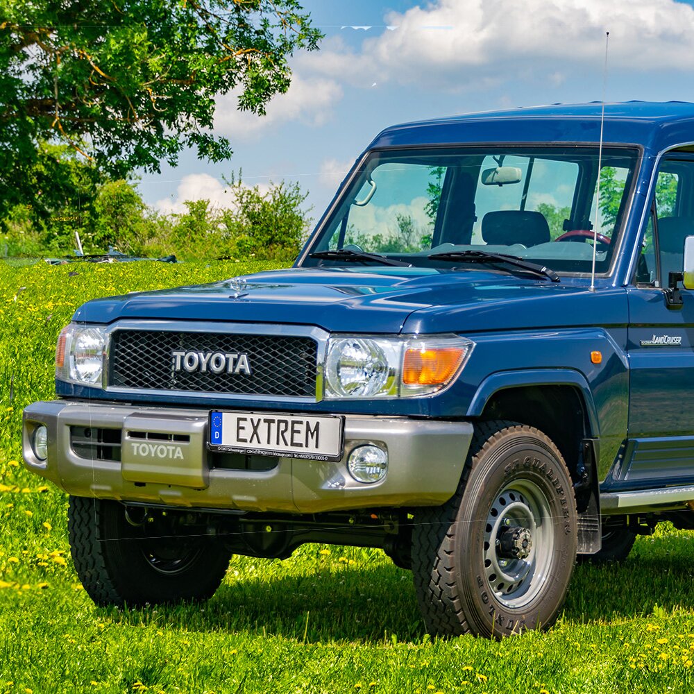 GRJ78 Lackierung blau - 8T6, hier mit Toyota Original Seilwinde